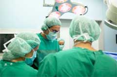 Кесарево сечение занимает около часа, но ребенок обычно родится через 10—15 минут после начала операции