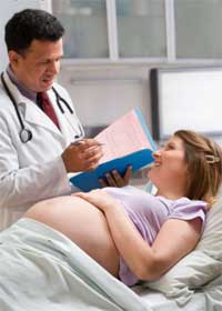 Беременная разговаривает с врачом